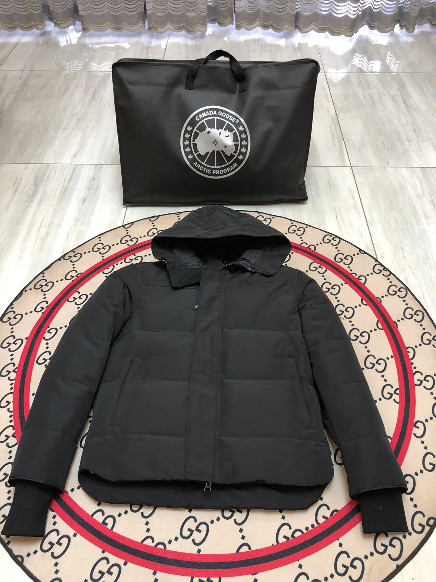 P640 Canada Goose MacMillan parka 17 styles for men and women, short style without fur collar, Arctic and Antarctic scientific expedition teams and others choose Canada Goose as their winter wear, the Rolls-Royce of down jackets. ➖ Industry-leading anti-counterfeiting chip sensing. ➖ Imported Behringer embroidery machines and customized embroidery labels, the highest level and industry leading. ➖ Imported Korean 21-count polyester-cotton blended original fabric, TC85 waterproof coated fabric, water-repellent, windproof and wear-resistant. ➖ The new national standard 80 white duck down is filled with an average of 520 grams of down. The amount of down filled is industry-leading. ➖ 100% nylon lining with double double-layer sealing design to prevent velvet running, and seamless thread design on the cuffs! ➖ Western Canadian Green Wolf Collar. ➖ Yoshida YKK provides original factory-customized electroplated sliders. YKK two-way lockable zippers are tight and smooth and do not peel off paint. ➖ 3M composite Velcro is durable and the accessories and hardware are all custom-made. Note: Our copywriting is only simple and clear. Instead of bragging about the copywriting, it is better to compare and understand with samples. Only for the purest goose, the most dedicated, the most professional, the highest quality, the highest cost performance! Color: green gray red off-white navy black SIZE: S-XXL [with size chart]